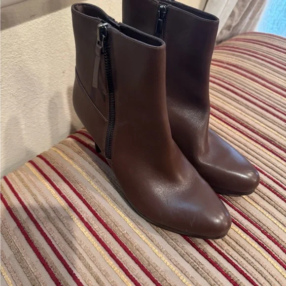 NEW! Naturalizer Brown Platform Ankle Booties with Sleek Design - Picture 4 of 6